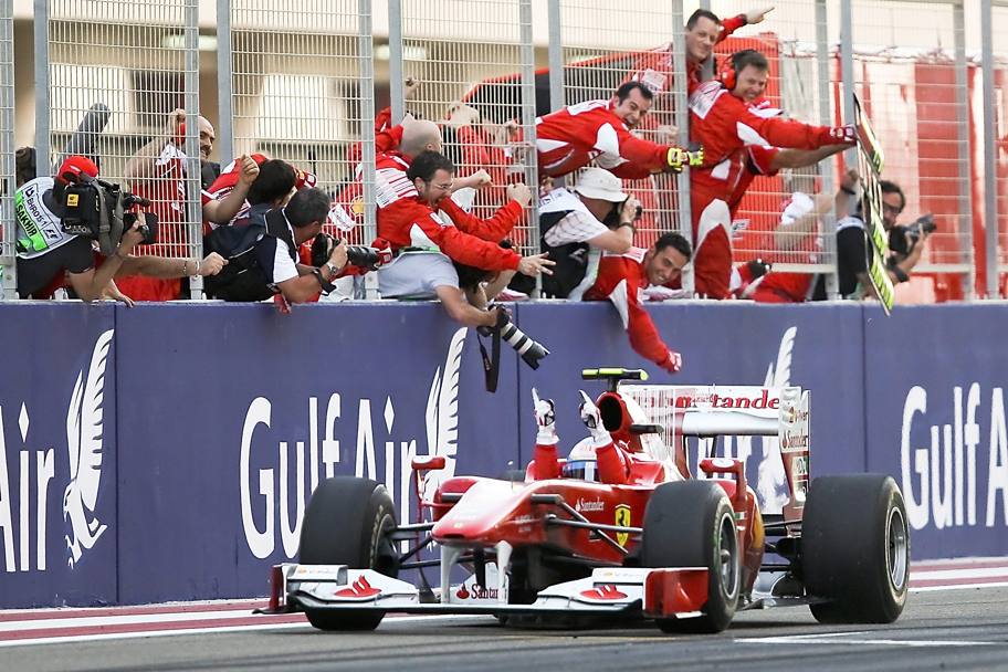 Bahrain 2010, Alonso vince al debutto in Ferrari come Raikkonen (2007), Mansell (1989), Andretti (1971), Baghetti (1961), Fangio e Musso (che divisero la vettura nel 1956). Epa